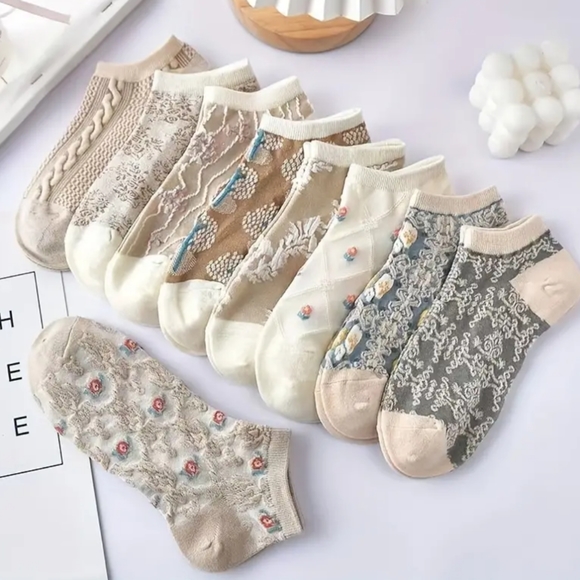 9 pairs of floral print socks - Picture 2 of 4